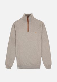Pull en maille gris clair avec un col zippé à moitié et une texture côtelée. Présente une fermeture éclair marron et un logo sur la poitrine. Manches longues.