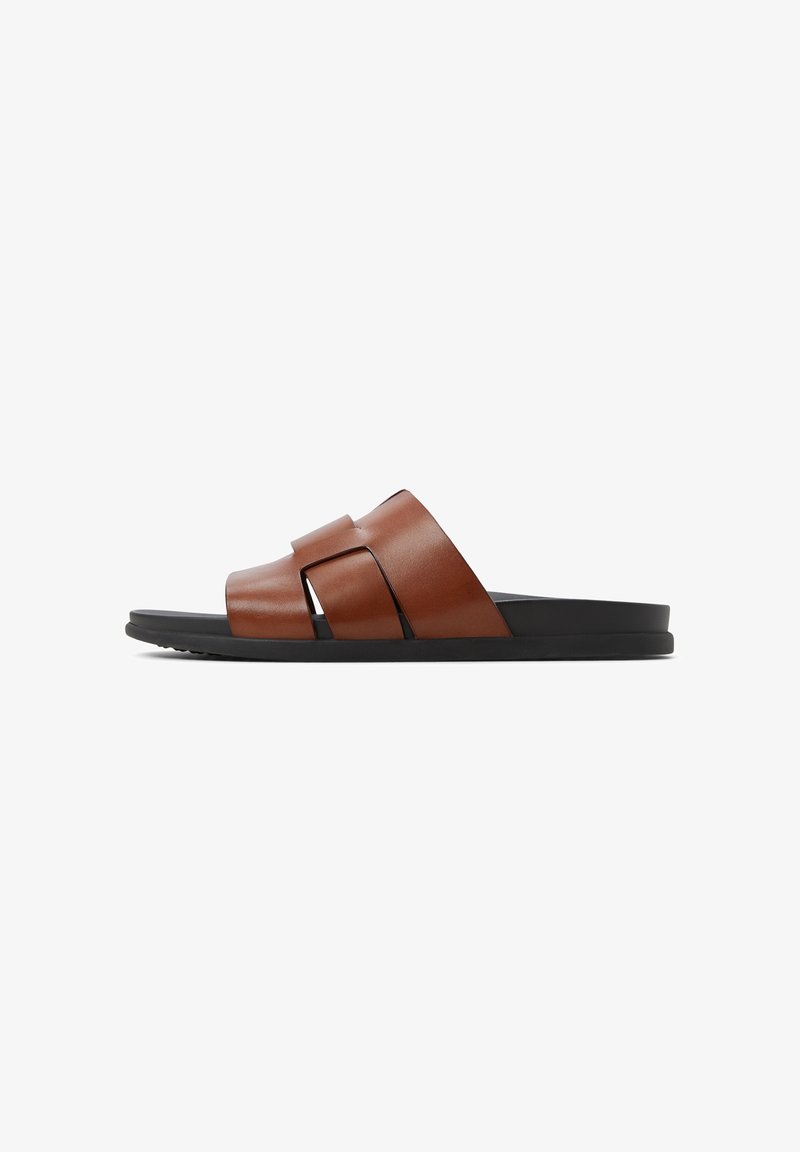 Bruine leren slidesandalen met twee brede banden. Zwarte rubberen zool. Slank silhouet met open teen en minimalistisch ontwerp.