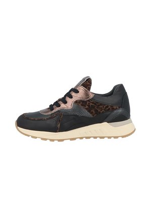 Baskets noires et marron avec une tige en cuir ornée d'accents imprimés léopard, une semelle de couleur claire et des lacets noirs.