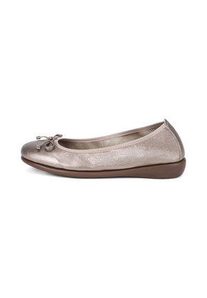 Metallic beige damesballetflat met afgeronde neus, kleine strik en lage bruine zool.