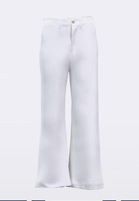 Biele nohavice s širokými nohavicami vyrobené z hladkej látky, majúce zapínanie na gombíky vpredu, pútka na opasok a bez viditeľných ozdôb alebo vreciek.