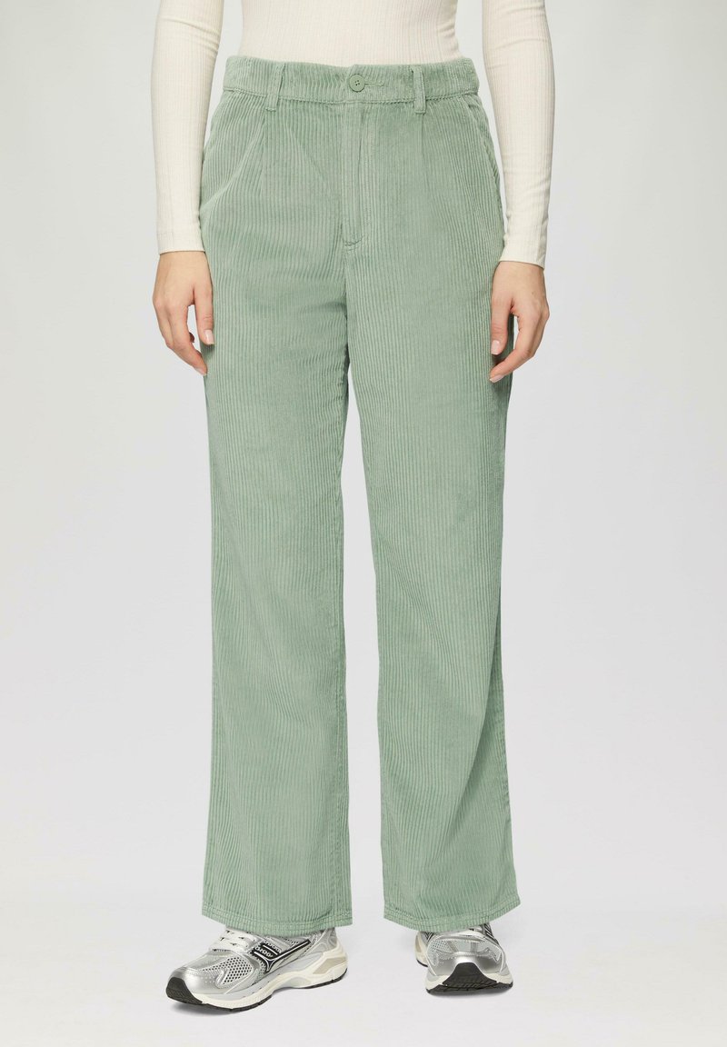 Groene corduroy broek met een brede pijpdesign, voorzien van voorzakken en een enkele knoopsluiting bij de taille. Gelaagd ribstof.