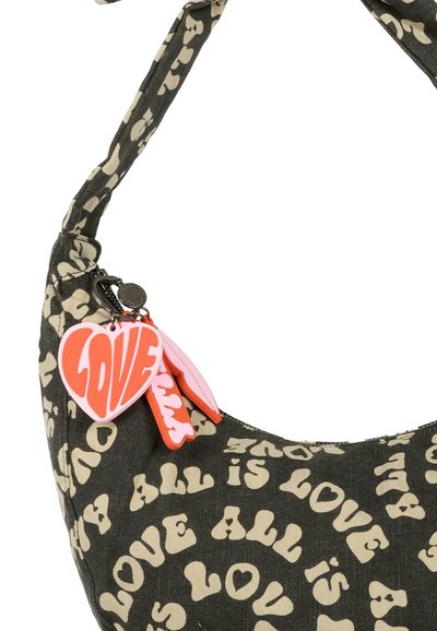 Zwarte stoffen tas met beige tekst, met de opdruk "ALL IS LOVE." Bevat kleurrijke hartvormige labels in rood en roze, met een lusvormige strap.