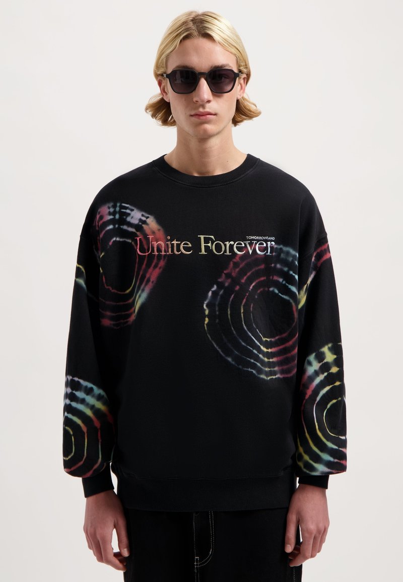 Zwarte katoenen sweatshirt met multicolor spiraal tie-dye patronen. Heeft een ronde halslijn en bedrukte tekst "Unite Forever".