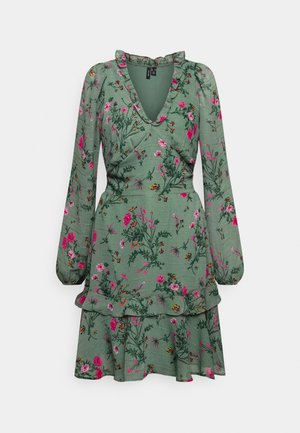 Vero Moda Tall VMROSA V-NECK SHORT DRESS - Nappali ruha - laurel wreath/pink yarrow