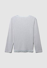 Maglia a maniche lunghe grigia chiara con una finitura strutturata, bordo in pizzo scallop lungo il collo e l'orlo, caratterizzata da una vestibilità comoda e un tessuto morbido.