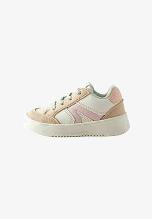 Jeugd sneaker met een witte leren bovenkant, roze suede en lichtgrijze accenten. Ronde neus, vetersluiting en getextureerde zool.