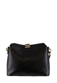Borsa a mano in pelle nera con superficie texturizzata, forma strutturata e hardware color oro, dotata di una chiusura con logo distintivo. Tracolla regolabile.