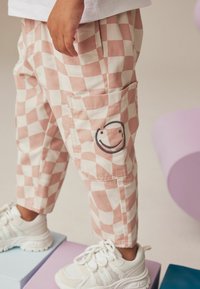 Next SET REGULAR FIT - Reisitaskuhousut - pink