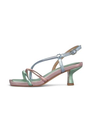Sandalia de mujer con tiras, tacón bajo curvado metálico verde, suela en rosa pastel, tiras en los dedos de color rosa y verde, y correa plateada en el tobillo con hebilla.