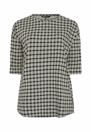 Top de manga corta con estampado de cuadros en blanco y negro, cuello redondo, ajuste holgado y dobladillo ligeramente curvado.