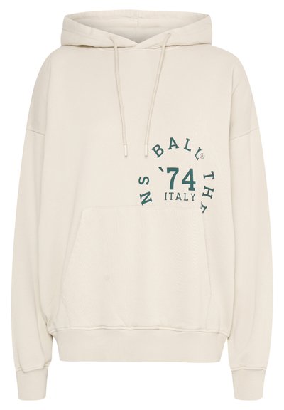 Lys beige hettegenser med frontlomme, med grønn sirkulær tekst med "BALL '74 ITALY". Myk stoff, avslappet passform, ribbestrikkede mansjetter.