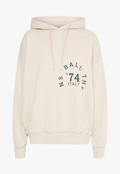 Sudadera con capucha de un beige claro con un bolsillo frontal, que presenta un texto circular verde con "BALL '74 ITALIA". Tejido suave, corte relajado y puños acanalados.