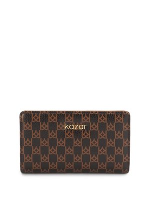 Obdĺžniková peňaženka v hnedej a čiernej kockovanej vzore s opakujúcim sa vzorom "K" a zlatým logom "kazar" umiestneným v strede prednej časti.