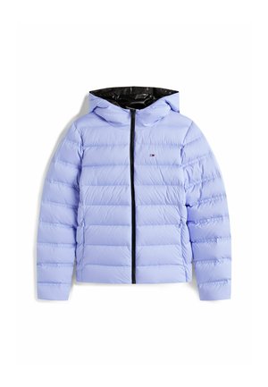 Doudoune bleu clair avec doublure de capuche noire, fermeture éclair à l'avant et design matelassé horizontal. Comprend un petit logo sur la poitrine.