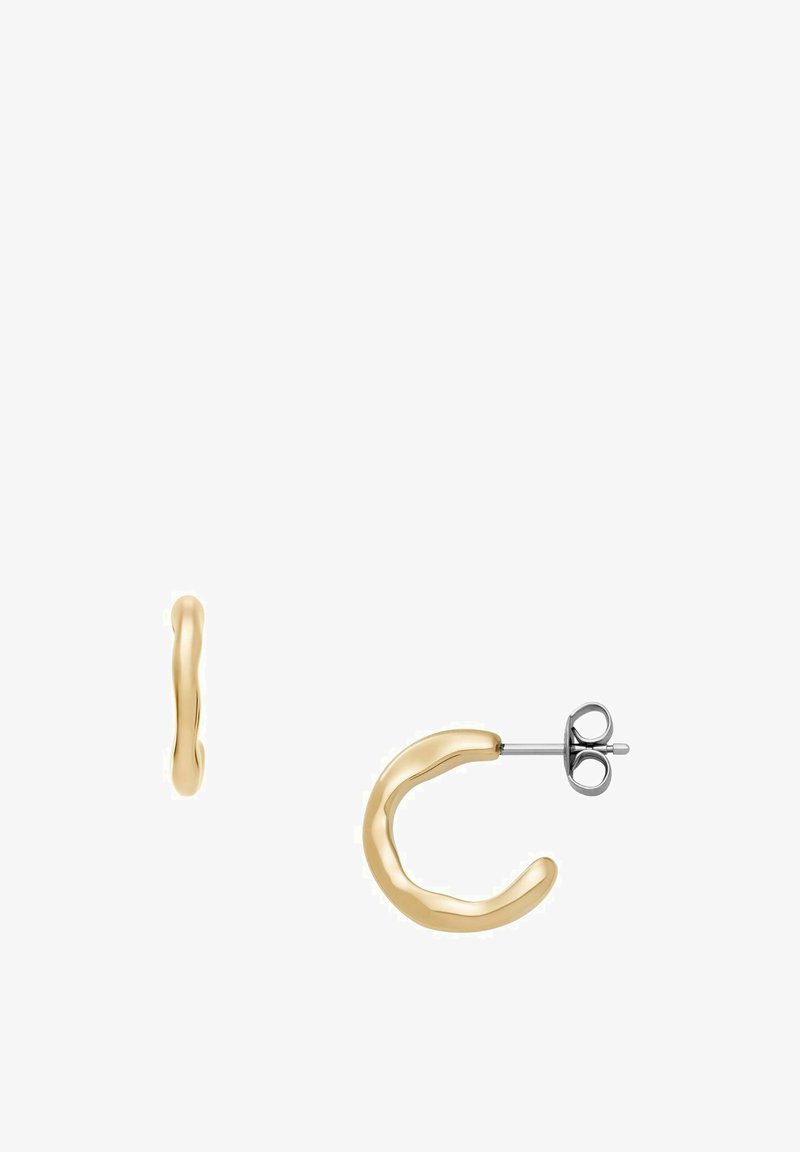 Zlaté kovové kruhové náušnice s zakřiveným designem. Mají lesklý povrch a stříbrnou zadní část s hrotem pro bezpečné nošení.