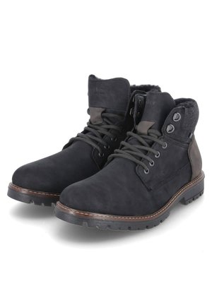 Botas de ante negro con un collar texturizado, parte delantera con cordones y suela de goma marrón. Cuenta con ojales de metal y detalles de costura a lo largo de los bordes.
