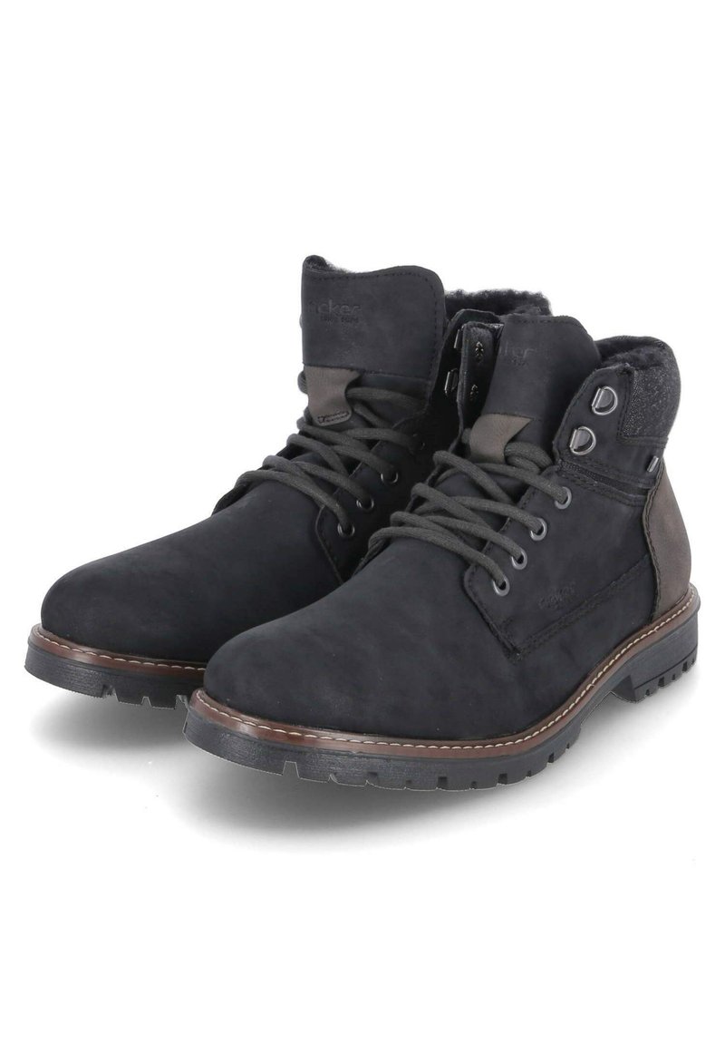 Bottes en daim noir avec un col texturé, un laçage à l'avant et une semelle en caoutchouc marron. Présente des œillets en métal et des détails de couture le long des bords.