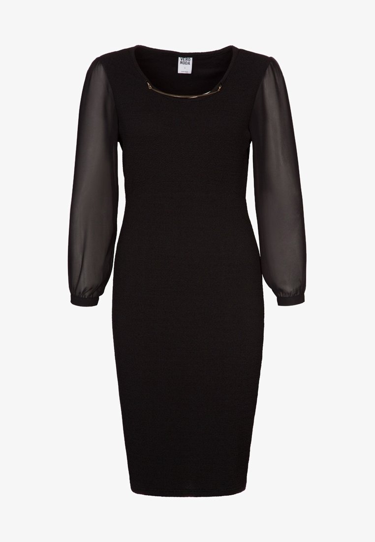 Robe noire ajustée avec de longues manches transparentes et un col bateau, tissu texturé, accents dorés au niveau du col, longueur mi-mollet.