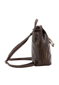 Borsa a secchiello in pelle marrone con una texture liscia, tasca laterale con zip e tracolla regolabile. Presenta una chiusura a cordoncino nella parte superiore.