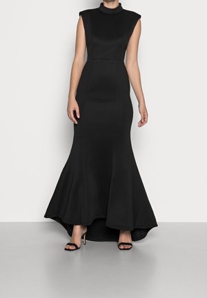 Robe noire ajustée avec un col montant et des manches courtes, présentant un ourlet évasé. Confectionnée dans un tissu lisse avec un design élégant et structuré.