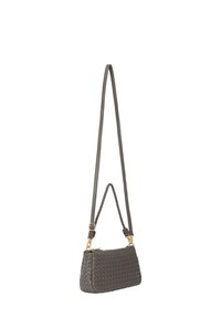 Grå vævet læder crossbody taske med en struktureret overflade, justerbar rem og hardware i guld-tone. Kompakt rektangulær form.