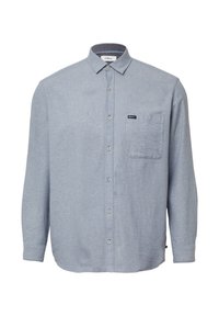Jasnoniebieska koszula z długim rękawem wykonana z teksturowanego materiału, z kołnierzykiem na guziki, kieszenią na piersi oraz małą metką na kieszeni.