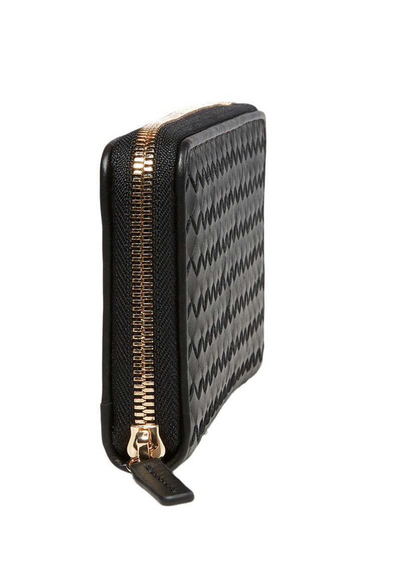 Zwarte portemonnee met een geborduurd patroon, gouden ritsbeslag en leren afwerking. Compact rechthoekig ontwerp met een gladde afwerking.