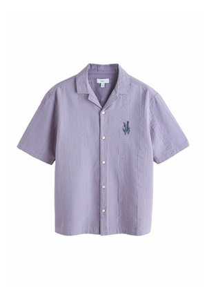 Lawendowa koszula na krótkie rękawy z guzikami, wykonana z teksturowanej tkaniny, z małymi haftowanymi niebieskimi i fioletowymi kwiatami na lewej piersi.