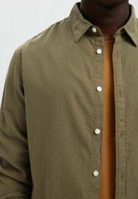 Selected Homme SLIMOWEN-BRUSHED NOOS - Skjorta - khaki