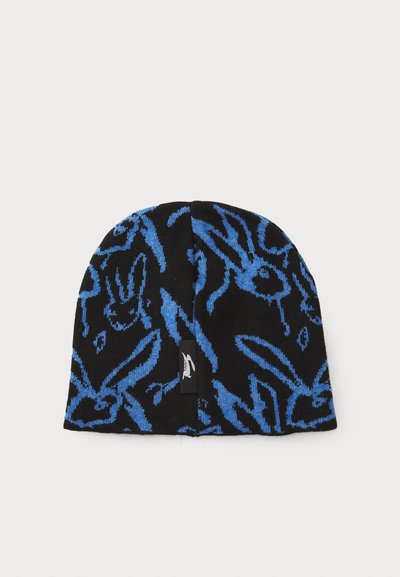 Căciulă din tricot neagră cu un model abstract albastru, având o textură moale și un mic etichetă cu logo pe lateral.