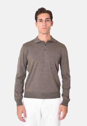 Pullover marrone lavorato a maglia con collo a bavero, tre bottoni, maniche lunghe e orlo aderente, realizzato in un morbido tessuto testurizzato.