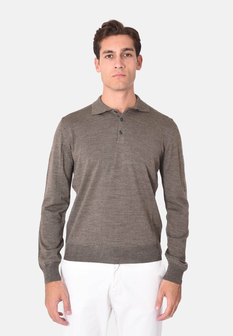 Pullover marrone lavorato a maglia con collo a bavero, tre bottoni, maniche lunghe e orlo aderente, realizzato in un morbido tessuto testurizzato.