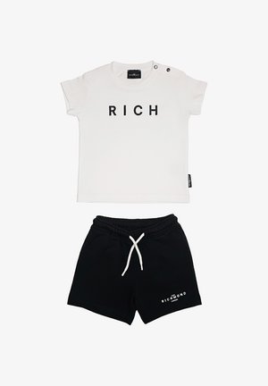 Maglietta bianca a maniche corte per bambino con testo "RICH" e pantaloncini elasticizzati neri con coulisse bianca e testo "RICHMOND London".