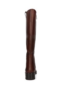 Stivale marrone in pelle altezza ginocchio con un design elegante, dotato di zip laterale e un tacco nero leggermente rialzato. Texture liscia e accenti minimi.