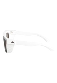 Gafas de sol blancas con lentes oscuros, que presentan un marco rectangular, acentos laterales texturizados y brazos lisos. Logo distintivo en el lateral.