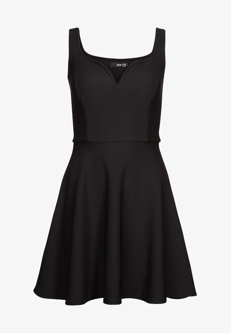 Robe noire sans manches avec un tissu texturé, un buste ajusté, de larges bretelles et une jupe évasée.