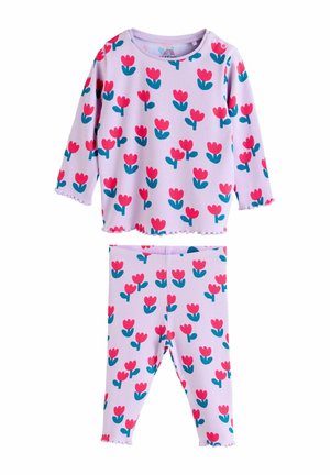 To-delt pyjamasæt i lys lilla med ribbet tekstur. Overdelen har lange ærmer og et blomsterprint i pink og grøn. Underdelen er tætsiddende.