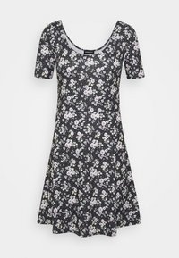 Robe florale avec un fond noir ornée de fleurs blanches et vertes, manches courtes, encolure en scoop et jupe évasée.