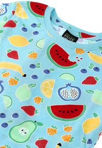 Jasnoniebieska bawełniana koszula w owocowy wzór, z melonom, truskawkami, cytrynami i innymi owocami w żywych kolorach.