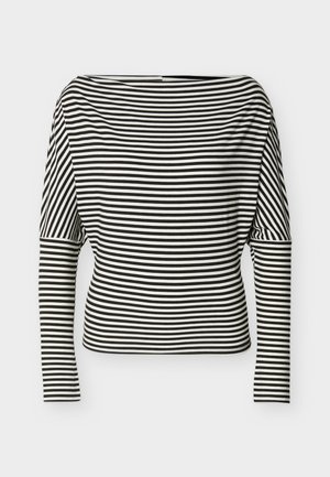 Melnās un baltās horizontāli svītrainās garām piedurknēm topa ar laivas tipa izgriezumu un piegulošām piedurknēm attēls uz vienkārša fona.