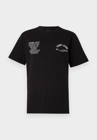 Sort bomulds t-shirt med korte ærmer, med hvid grafisk tekst på fronten, der står "Empire State," "Tommy Jeans," og bynavne.