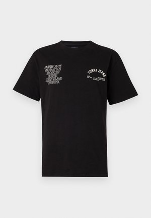 Czarna bawełniana koszulka z krótkimi rękawami, z białym graficznym napisem na przodzie, na którym widnieje "Empire State", "Tommy Jeans" oraz nazwy miast.