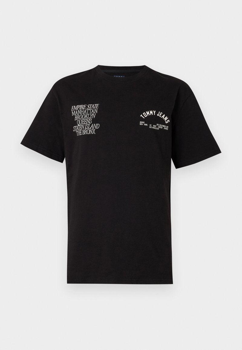 Camiseta de algodón negra de manga corta, con texto gráfico blanco en la parte delantera que dice "Empire State", "Tommy Jeans" y nombres de ciudades.