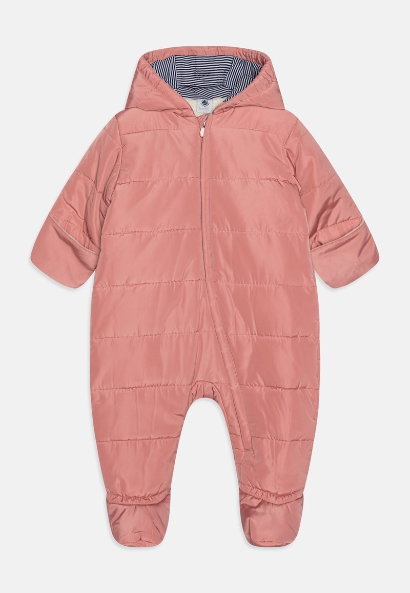Combinaison de neige rembourrée rose pour bébé avec capuche, fermeture éclair frontale, moufles rabattables et doublure intérieure rayée.