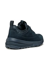 Scarpe sportive in suede blu navy con suola in gomma testurizzata, design con lacci, colletto imbottito e linguetta sul tallone per una facile calzata.