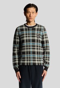 Schwarzer und grauer Karo-Pullover mit blauen Akzenten, gerippten Bündchen und Kragen. Hat ein Logo auf der linken Brust. Hergestellt aus einem strukturierten Strickmaterial.