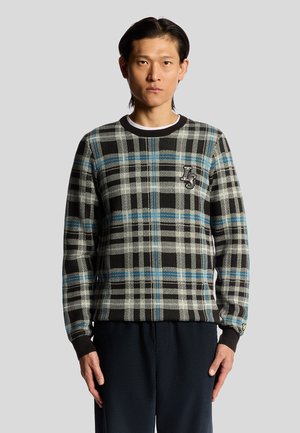 Sorte og grå ternet sweater med blå accenter, ribbede manchetter og krave. Har et logo på venstre bryst. Lavet af et struktureret strikkemateriale.