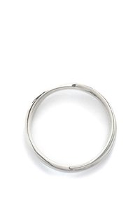 Sølvring med en glat, rundet band og et minimalistisk design. Overfladen har en poleret finish, der subtilt reflekterer lys.