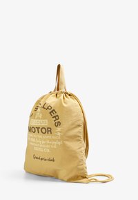 Bolsa de cordón en tejido amarillo con texto y gráficos impresos. Presenta una forma redondeada, cordones de tela y un diseño de parte superior ajustable.